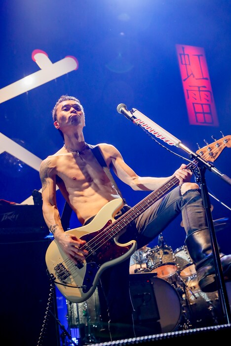 アンコールで上裸になった小林勝（B）。（撮影：柴田恵理）