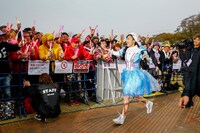 モノノフと触れ合う高城れに。（Photo by HAJIME KAMIIISAKA＋Z）