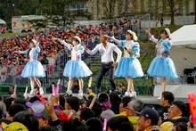 ももいろクローバーZとGETTAMAN。（Photo by HAJIME KAMIIISAKA＋Z）