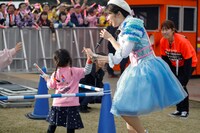 チビノフと触れ合う佐々木彩夏。（Photo by HAJIME KAMIIISAKA＋Z）