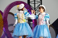 左から玉井詩織、佐々木彩夏。（Photo by HAJIME KAMIIISAKA＋Z）