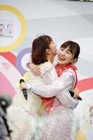 抱き合う玉井詩織（左）と百田夏菜子（右）。（Photo by HAJIME KAMIIISAKA＋Z）