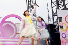 左から玉井詩織、高城れに。（Photo by HAJIME KAMIIISAKA＋Z）