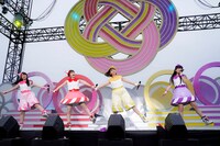 「おどるポンポコリン」を披露するももいろクローバーZ。（Photo by HAJIME KAMIIISAKA＋Z）