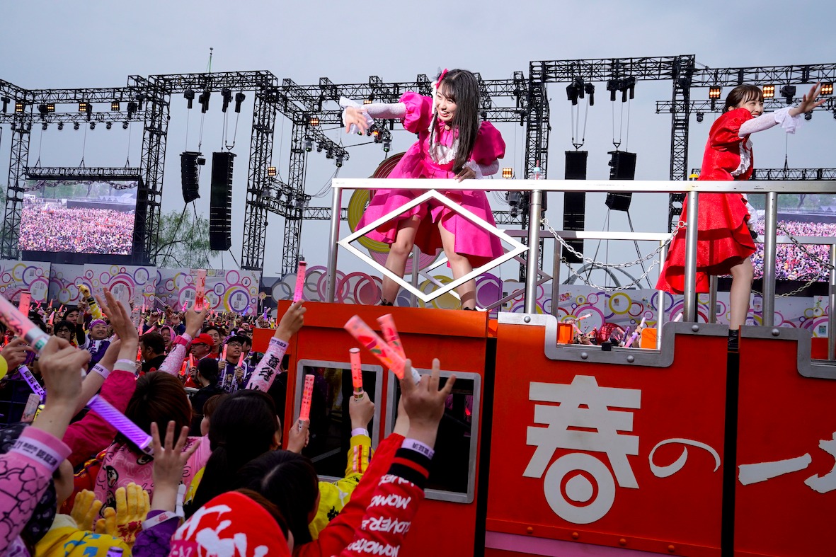 トロッコに乗る佐々木彩夏、百田夏菜子。（Photo by HAJIME KAMIIISAKA＋Z）