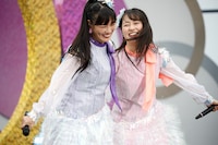 肩を寄せ合う高城れに（左）と佐々木彩夏（右）。（Photo by HAJIME KAMIIISAKA＋Z）