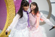 肩を寄せ合う高城れに（左）と佐々木彩夏（右）。（Photo by HAJIME KAMIIISAKA＋Z）