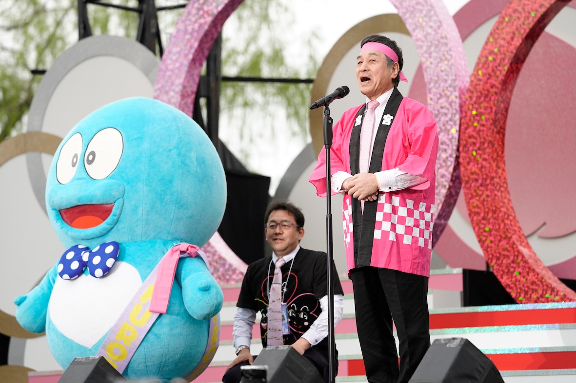 黒部市のゆるキャラ・ウォー太郎（左）と開会宣言をする大野久芳黒部市長（右）。（Photo by HAJIME KAMIIISAKA＋Z）