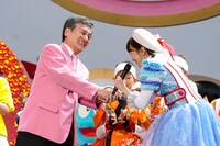 左から野久芳黒部市長、百田夏菜子。（Photo by HAJIME KAMIIISAKA＋Z）