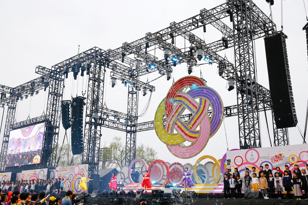 黒部市の子供たちと「仏桑花」を歌うももいろクローバーZ。（Photo by HAJIME KAMIIISAKA＋Z）