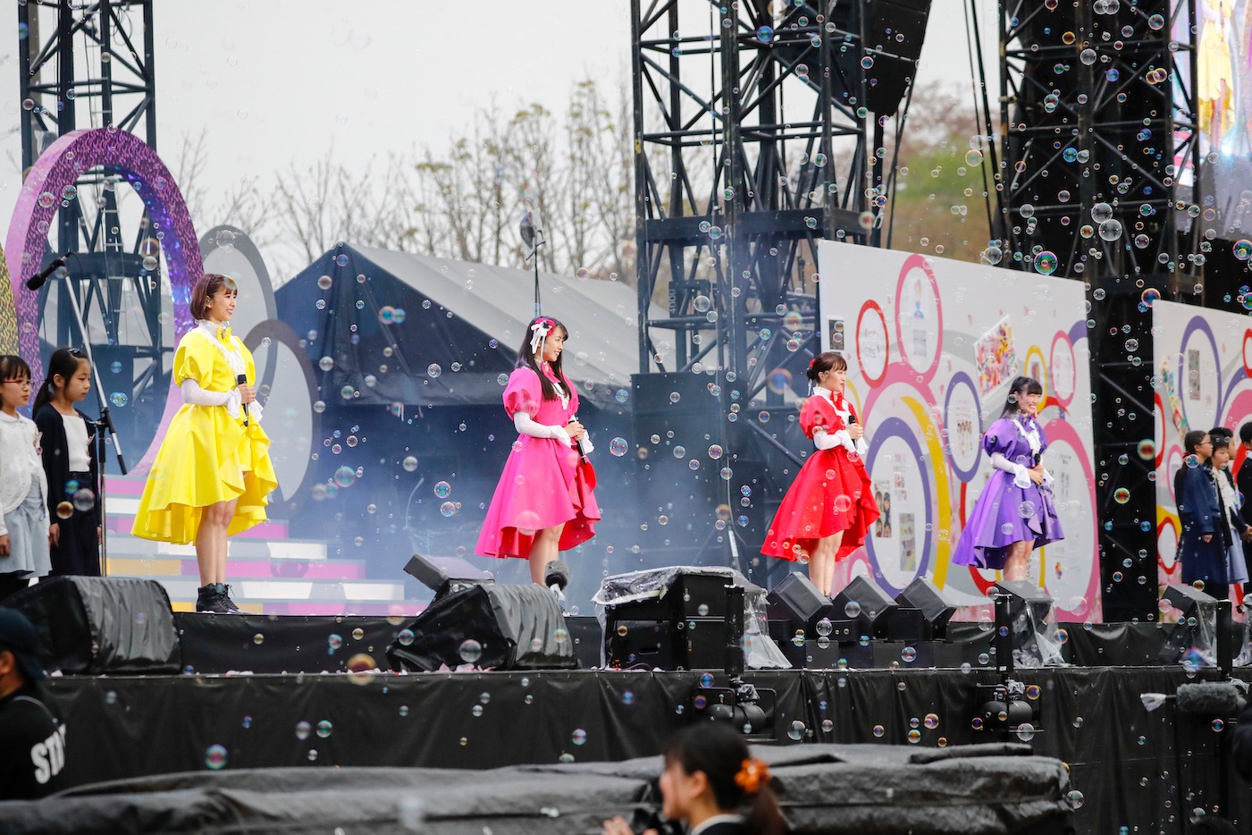 黒部市の子供たちと「仏桑花」を歌うももいろクローバーZ。（Photo by HAJIME KAMIIISAKA＋Z）