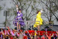 トロッコに乗る高城れに、玉井詩織。（Photo by HAJIME KAMIIISAKA＋Z）