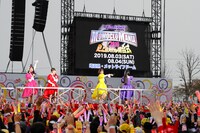 「MomocloMania2019 -ROAD TO 2020- 史上最大のプレ開会式」開催決定を喜ぶももいろクローバーZとモノノフ。（Photo by HAJIME KAMIIISAKA＋Z）