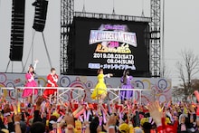 「MomocloMania2019 -ROAD TO 2020- 史上最大のプレ開会式」開催決定を喜ぶももいろクローバーZとモノノフ。（Photo by HAJIME KAMIIISAKA＋Z）