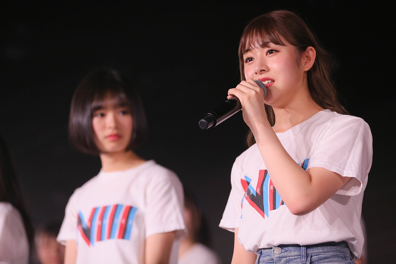 加藤美南（右） (c)AKS