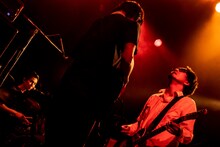 左から神林翔太（Dr）、雲丹亀卓人（B）、フルカワユタカ。（撮影：中條のぞみ）