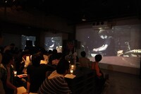 2011年6月25日に東京・Super Deluxeで開催された追悼イベント「6月のimoutoid」での記録映像上映の様子。（写真提供：赤松武子 / Craftwife）