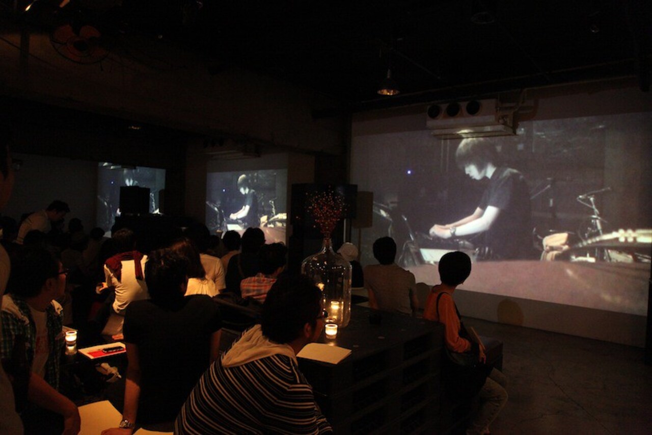 2011年6月25日に東京・Super Deluxeで開催された追悼イベント「6月のimoutoid」での記録映像上映の様子。（写真提供：赤松武子 / Craftwife）