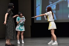 ハズレだと思われるカードを後輩の根本凪（中央）になすりつける成瀬瑛美（右）。