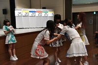 カードを奪い合う先輩たちを遠巻きに眺める根本凪（左端）。