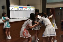 カードを奪い合う先輩たちを遠巻きに眺める根本凪（左端）。