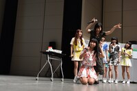 落ち込む古川未鈴をおちょくる一般人の夢眠ねむ。