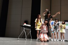 落ち込む古川未鈴をおちょくる一般人の夢眠ねむ。