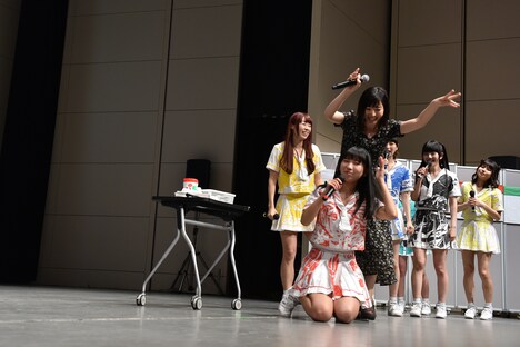 落ち込む古川未鈴をおちょくる一般人の夢眠ねむ。