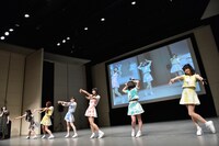 思い思いの「eggポーズ」を決めるでんぱ組.inc。