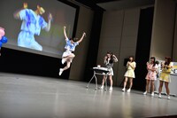 優勝が決定して飛び上がる藤咲彩音。