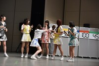 うなだれる古川未鈴をはやし立てる藤咲彩音。