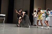 古川未鈴を背負い投げしようとする一般人の夢眠ねむ。