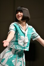 「すしざんまい」のポーズをとる根本凪。