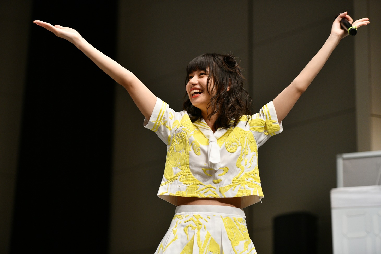 「オワタ＼(^o^)／」のポーズをとる鹿目凛。