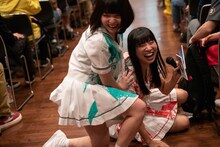 カード探しに必死になるあまり転倒する古川未鈴（右）。