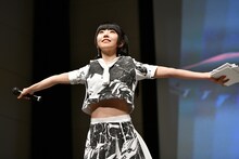 「タイタニック」を体で表現する相沢梨紗。