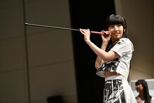 意気揚々と吹き矢を構える相沢梨紗。