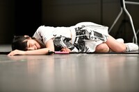 吹き矢を外して倒れ込む相沢梨紗。