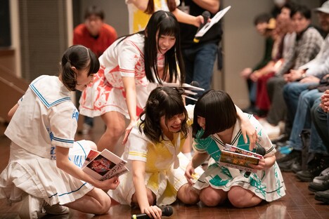 カード集めで張り切りすぎて転倒する鹿目凛（中央）。