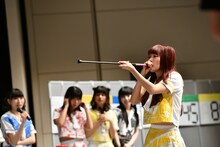 吹き矢を放つ成瀬瑛美。