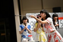 吹き矢で風船を狙う古川未鈴。