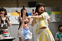 2度目の吹き矢で風船を割り驚く鹿目凛。