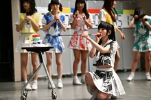 安定した所作で風船を狙う相沢梨紗。