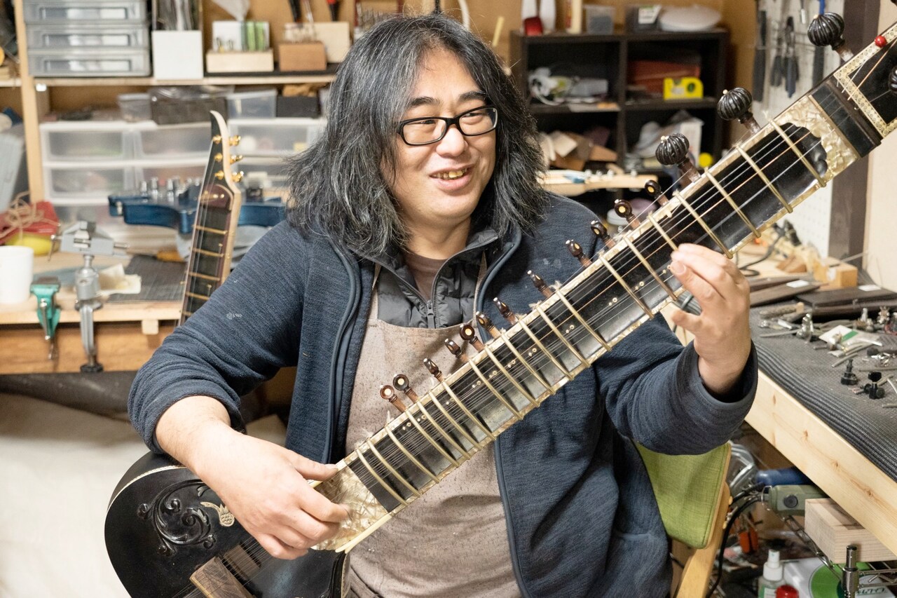 シタールの解説をするヨシダダイキチ