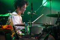 サポートメンバーの玉田豊夢（Dr）。（撮影：渡邉一生）