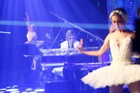 過去に行われたYOSHIKIディナーショーの様子。