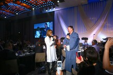 過去に行われたYOSHIKIディナーショーの様子。