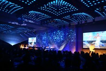 過去に行われたYOSHIKIディナーショーの様子。