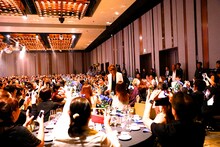 過去に行われたYOSHIKIディナーショーの様子。