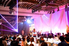 過去に行われたYOSHIKIディナーショーの様子。